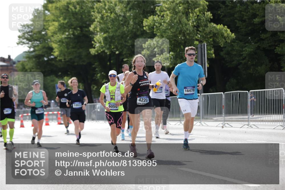29.06.2025 - hella hamburg halbmarathon Jannik Wohlers http://msf.ph/oto/8139695 29.06.2025 10:04:49 Lombardsbrücke 1863, 2288, 2424, 3071, 3413, 3578, 4220, 6059, 6907, 6908, 7826, 8089, 8999, 9007, 9075, 9165, 9559, 9680, 10694, 12557, 13221, 13327, 13717, 14203, 16478, 16847, 17707, 18189, 18616, 18617, 19034 meine-sportfotos.de