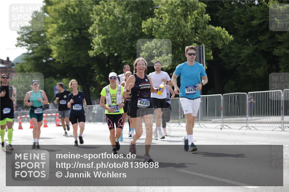 29.06.2025 - hella hamburg halbmarathon Jannik Wohlers http://msf.ph/oto/8139698 29.06.2025 10:04:49 Lombardsbrücke 1863, 2288, 2424, 3071, 3413, 3578, 4220, 6059, 6907, 6908, 7826, 8089, 8999, 9007, 9075, 9165, 9559, 9680, 10694, 12557, 13221, 13327, 13717, 14203, 16478, 16847, 17707, 18189, 18616, 18617, 19034 meine-sportfotos.de