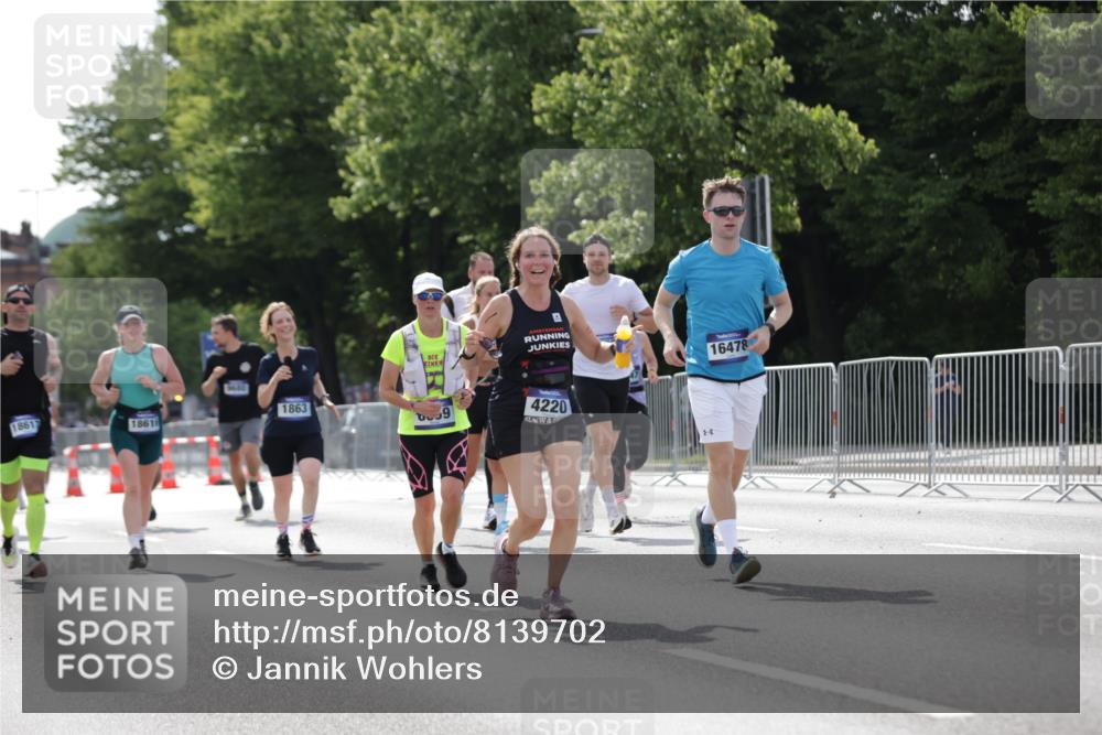 29.06.2025 - hella hamburg halbmarathon Jannik Wohlers http://msf.ph/oto/8139702 29.06.2025 10:04:49 Lombardsbrücke 1863, 2288, 2424, 3071, 3413, 3578, 4220, 6059, 6907, 6908, 7826, 8089, 8999, 9007, 9075, 9165, 9559, 9680, 10694, 12557, 13221, 13327, 13717, 14203, 16478, 16847, 17707, 18189, 18616, 18617, 19034 meine-sportfotos.de