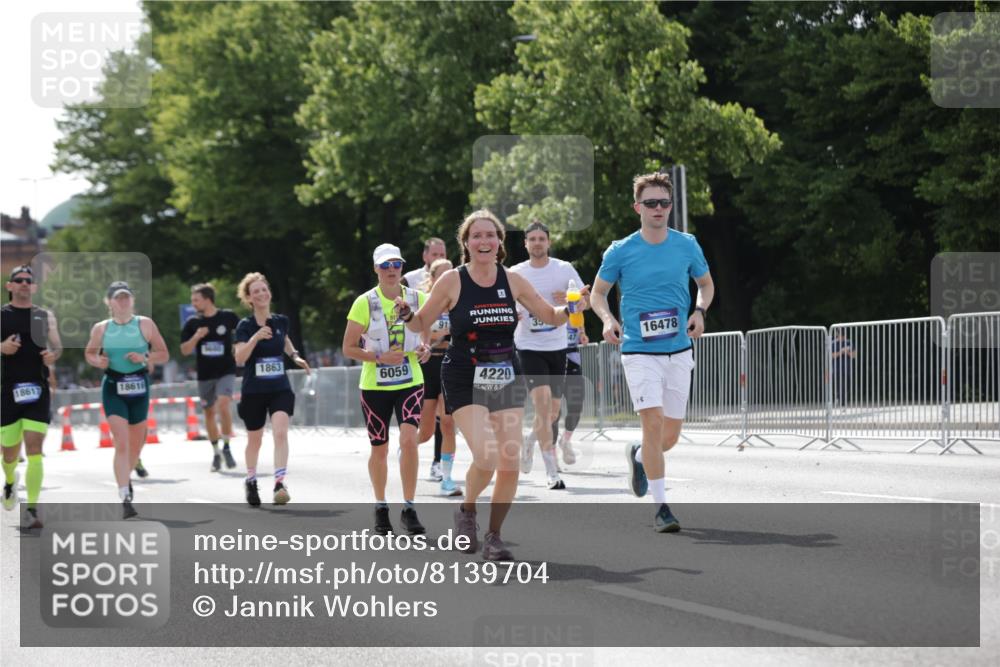 29.06.2025 - hella hamburg halbmarathon Jannik Wohlers http://msf.ph/oto/8139704 29.06.2025 10:04:49 Lombardsbrücke 1863, 2288, 2424, 3071, 3413, 3578, 4220, 6059, 6907, 6908, 7826, 8089, 8999, 9007, 9075, 9165, 9559, 9680, 10694, 12557, 13221, 13327, 13717, 14203, 16478, 16847, 17707, 18189, 18616, 18617, 19034 meine-sportfotos.de