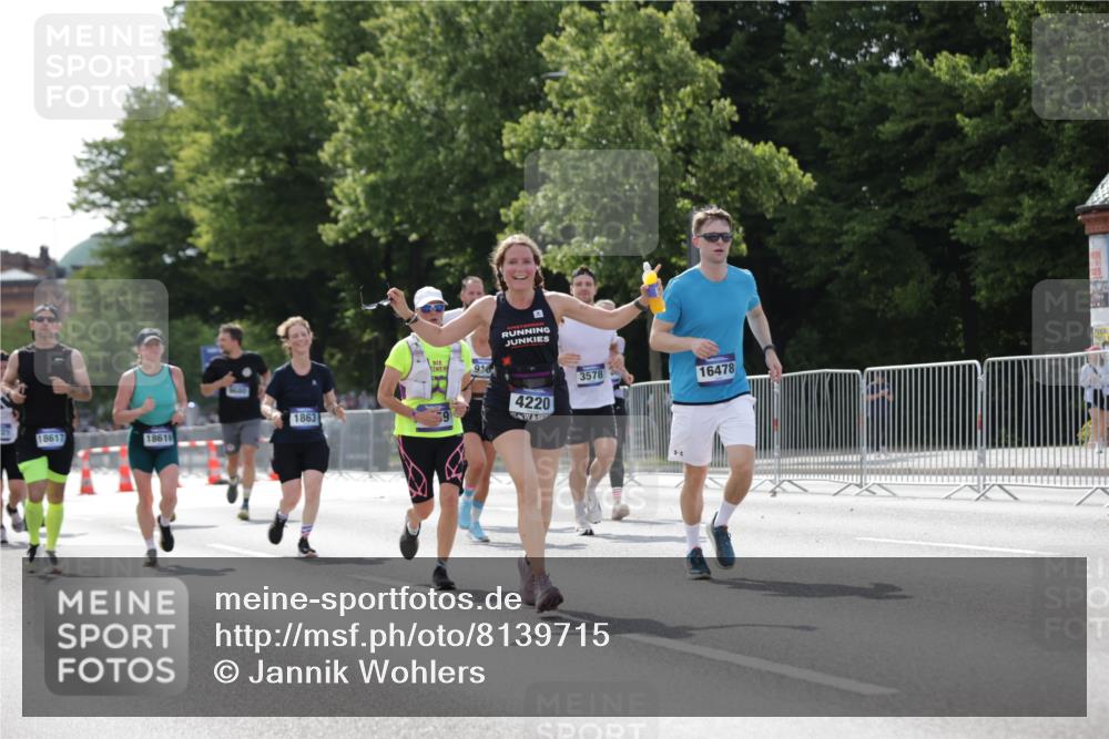 29.06.2025 - hella hamburg halbmarathon Jannik Wohlers http://msf.ph/oto/8139715 29.06.2025 10:04:49 Lombardsbrücke 1863, 2288, 2424, 3071, 3413, 3578, 4220, 6059, 6907, 6908, 7826, 8089, 8999, 9007, 9075, 9165, 9559, 9680, 10694, 12557, 13221, 13327, 13717, 14203, 16478, 16847, 17707, 18189, 18616, 18617, 19034 meine-sportfotos.de