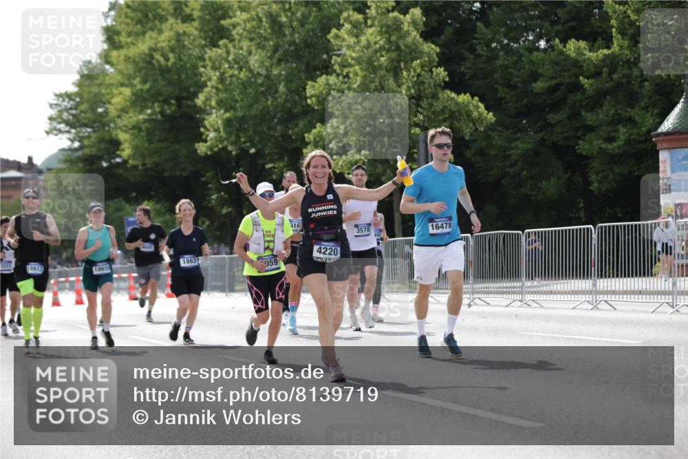 29.06.2025 - hella hamburg halbmarathon Jannik Wohlers http://msf.ph/oto/8139719 29.06.2025 10:04:50 Lombardsbrücke 1863, 2288, 2424, 3071, 3413, 3578, 4220, 6059, 6907, 6908, 7826, 8089, 8999, 9007, 9075, 9165, 9559, 9680, 10694, 12557, 13221, 13327, 13717, 14203, 16092, 16478, 16847, 17707, 18189, 18616, 18617, 19034 meine-sportfotos.de