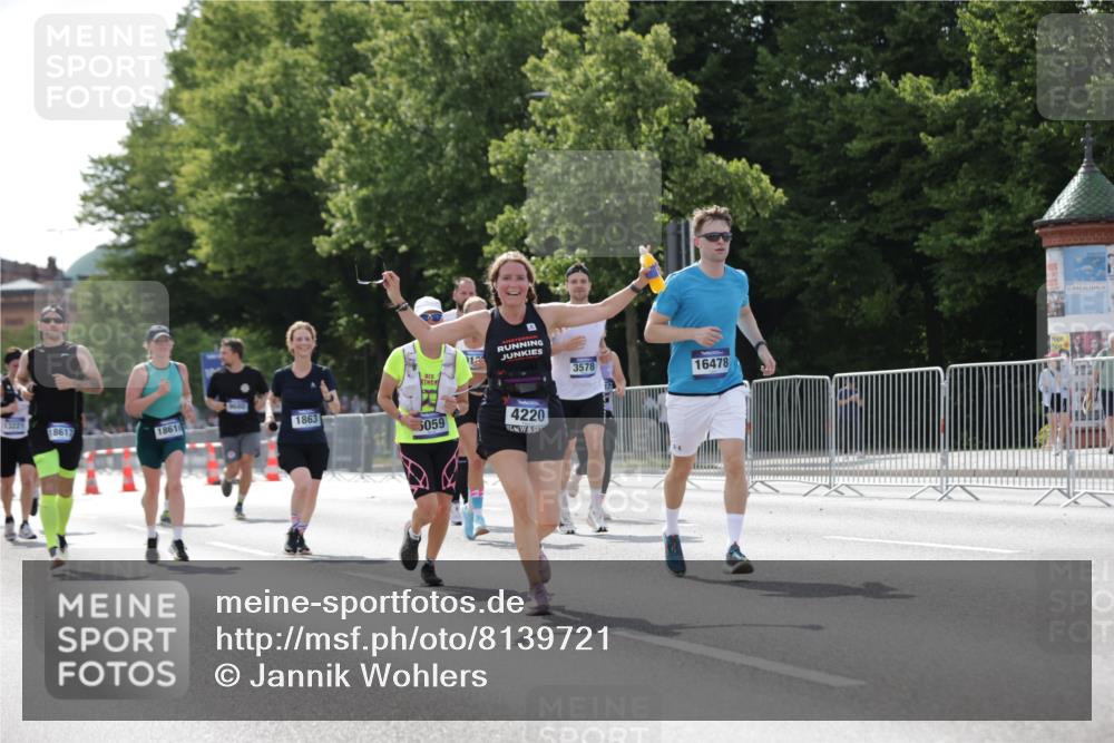 29.06.2025 - hella hamburg halbmarathon Jannik Wohlers http://msf.ph/oto/8139721 29.06.2025 10:04:50 Lombardsbrücke 1863, 2288, 2424, 3071, 3413, 3578, 4220, 6059, 6907, 6908, 7826, 8089, 8999, 9007, 9075, 9165, 9559, 9680, 10694, 12557, 13221, 13327, 13717, 14203, 16092, 16478, 16847, 17707, 18189, 18616, 18617, 19034 meine-sportfotos.de