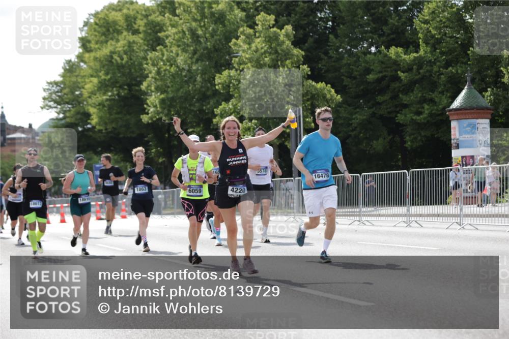 29.06.2025 - hella hamburg halbmarathon Jannik Wohlers http://msf.ph/oto/8139729 29.06.2025 10:04:50 Lombardsbrücke 1863, 2288, 2424, 3071, 3413, 3578, 4220, 6059, 6907, 6908, 7826, 8089, 8999, 9007, 9075, 9165, 9559, 9680, 10694, 12557, 13221, 13327, 13717, 14203, 16092, 16478, 16847, 17707, 18189, 18616, 18617, 19034 meine-sportfotos.de
