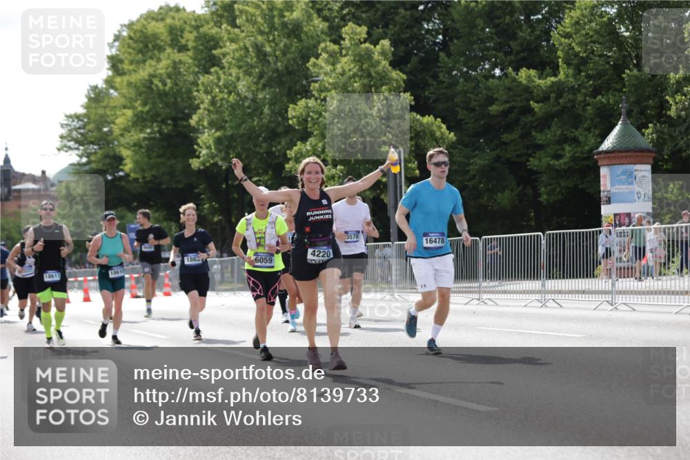 29.06.2025 - hella hamburg halbmarathon Jannik Wohlers http://msf.ph/oto/8139733 29.06.2025 10:04:50 Lombardsbrücke 1863, 2288, 2424, 3071, 3413, 3578, 4220, 6059, 6907, 6908, 7826, 8089, 8999, 9007, 9075, 9165, 9559, 9680, 10694, 12557, 13221, 13327, 13717, 14203, 16092, 16478, 16847, 17707, 18189, 18616, 18617, 19034 meine-sportfotos.de