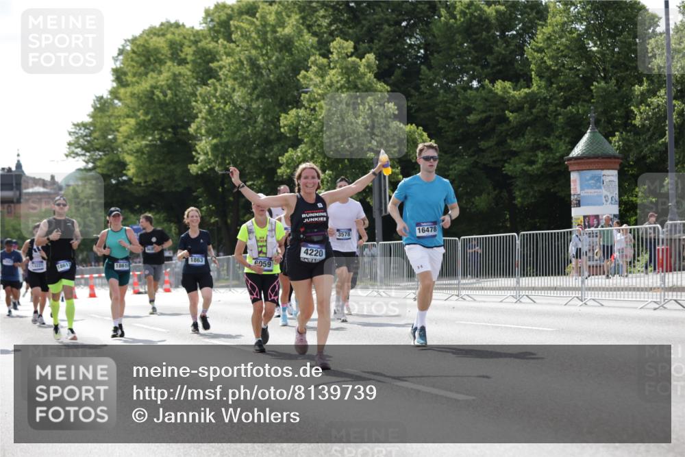 29.06.2025 - hella hamburg halbmarathon Jannik Wohlers http://msf.ph/oto/8139739 29.06.2025 10:04:50 Lombardsbrücke 1863, 2288, 2424, 3071, 3413, 3578, 4220, 6059, 6907, 6908, 7826, 8089, 8999, 9007, 9075, 9165, 9559, 9680, 10694, 12557, 13221, 13327, 13717, 14203, 16092, 16478, 16847, 17707, 18189, 18616, 18617, 19034 meine-sportfotos.de