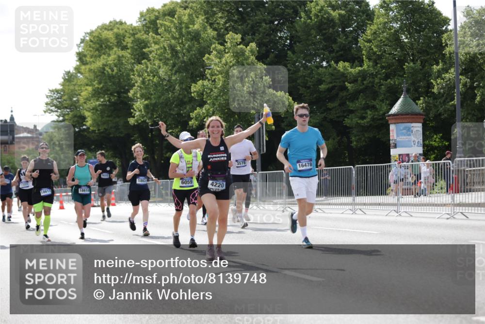 29.06.2025 - hella hamburg halbmarathon Jannik Wohlers http://msf.ph/oto/8139748 29.06.2025 10:04:50 Lombardsbrücke 1863, 2288, 2424, 3071, 3413, 3578, 4220, 6059, 6907, 6908, 7826, 8089, 8999, 9007, 9075, 9165, 9559, 9680, 10694, 12557, 13221, 13327, 13717, 14203, 16092, 16478, 16847, 17707, 18189, 18616, 18617, 19034 meine-sportfotos.de