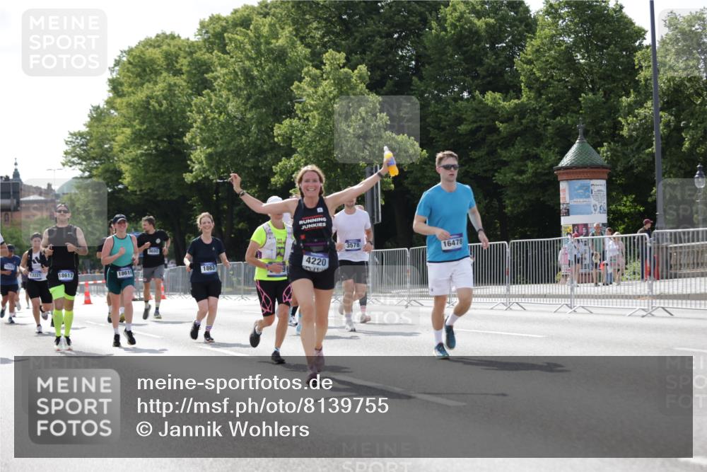 29.06.2025 - hella hamburg halbmarathon Jannik Wohlers http://msf.ph/oto/8139755 29.06.2025 10:04:50 Lombardsbrücke 1863, 2288, 2424, 3071, 3413, 3578, 4220, 6059, 6907, 6908, 7826, 8089, 8999, 9007, 9075, 9165, 9559, 9680, 10694, 12557, 13221, 13327, 13717, 14203, 16092, 16478, 16847, 17707, 18189, 18616, 18617, 19034 meine-sportfotos.de
