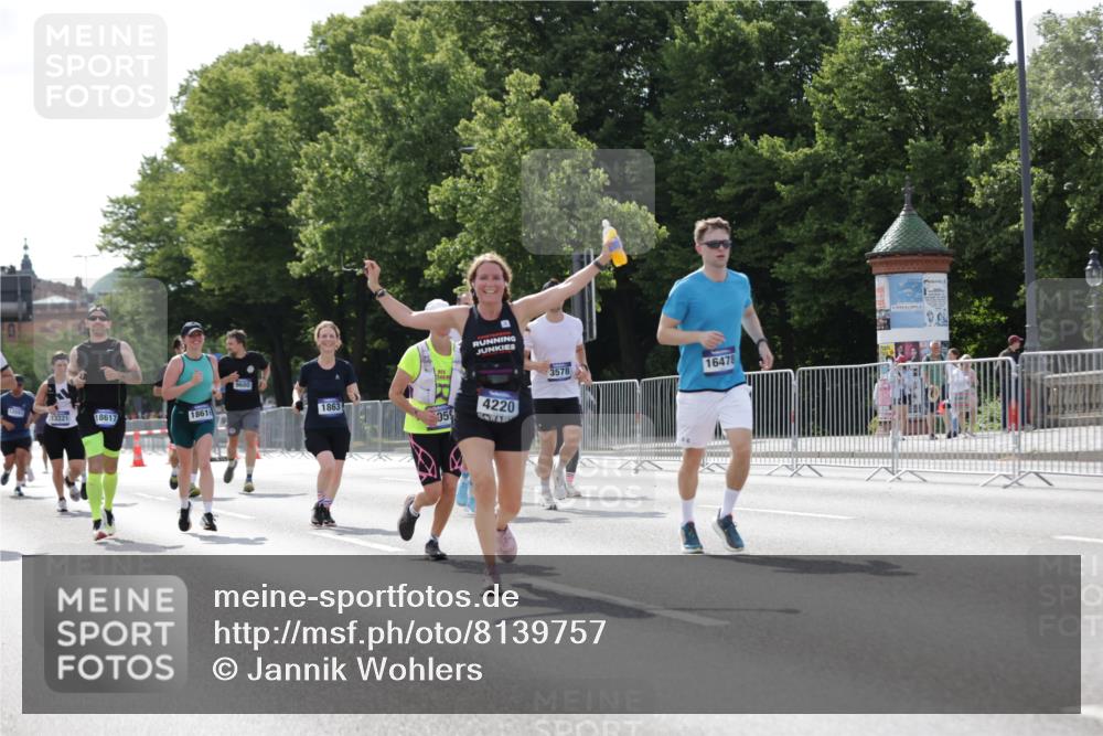 29.06.2025 - hella hamburg halbmarathon Jannik Wohlers http://msf.ph/oto/8139757 29.06.2025 10:04:50 Lombardsbrücke 1863, 2288, 2424, 3071, 3413, 3578, 4220, 6059, 6907, 6908, 7826, 8089, 8999, 9007, 9075, 9165, 9559, 9680, 10694, 12557, 13221, 13327, 13717, 14203, 16092, 16478, 16847, 17707, 18189, 18616, 18617, 19034 meine-sportfotos.de