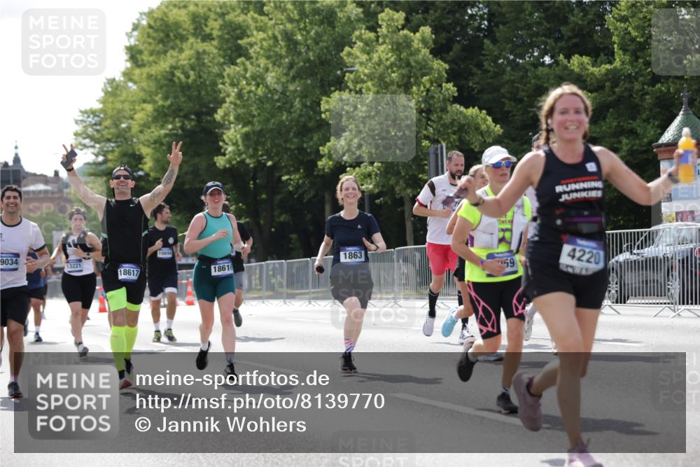 29.06.2025 - hella hamburg halbmarathon Jannik Wohlers http://msf.ph/oto/8139770 29.06.2025 10:04:52 Lombardsbrücke 1863, 2288, 2298, 3578, 4220, 5073, 6059, 6907, 6908, 7826, 8999, 9007, 9075, 9165, 9559, 9680, 10694, 12557, 13221, 13327, 13717, 14203, 16092, 16478, 16847, 17707, 18189, 18616, 18617, 19034 meine-sportfotos.de