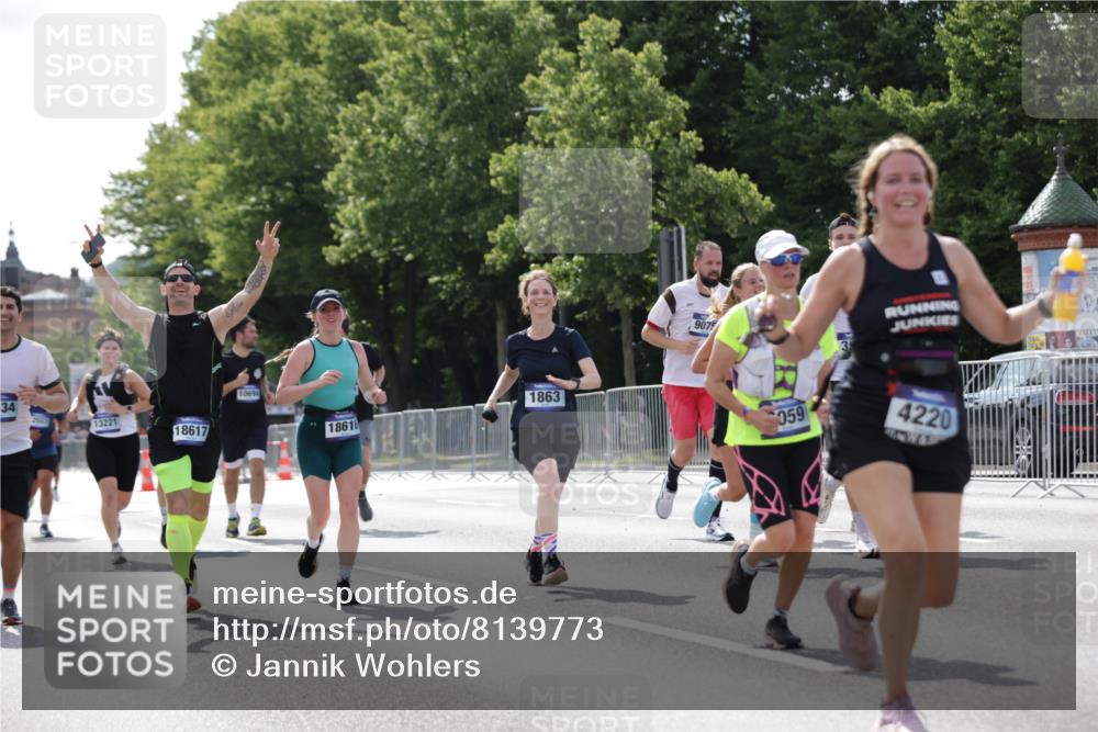 29.06.2025 - hella hamburg halbmarathon Jannik Wohlers http://msf.ph/oto/8139773 29.06.2025 10:04:52 Lombardsbrücke 1863, 2288, 2298, 3578, 4220, 5073, 6059, 6907, 6908, 7826, 8999, 9007, 9075, 9165, 9559, 9680, 10694, 12557, 13221, 13327, 13717, 14203, 16092, 16478, 16847, 17707, 18189, 18616, 18617, 19034 meine-sportfotos.de