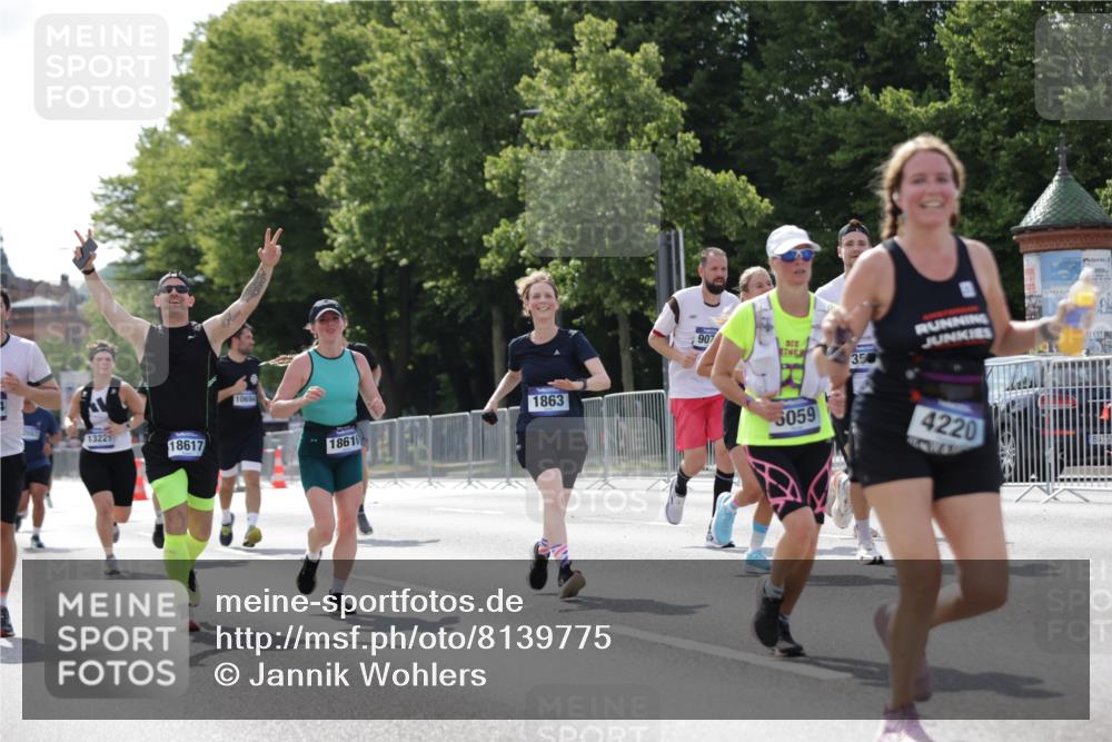 29.06.2025 - hella hamburg halbmarathon Jannik Wohlers http://msf.ph/oto/8139775 29.06.2025 10:04:52 Lombardsbrücke 1863, 2288, 2298, 3578, 4220, 5073, 6059, 6907, 6908, 7826, 8999, 9007, 9075, 9165, 9559, 9680, 10694, 12557, 13221, 13327, 13717, 14203, 16092, 16478, 16847, 17707, 18189, 18616, 18617, 19034 meine-sportfotos.de