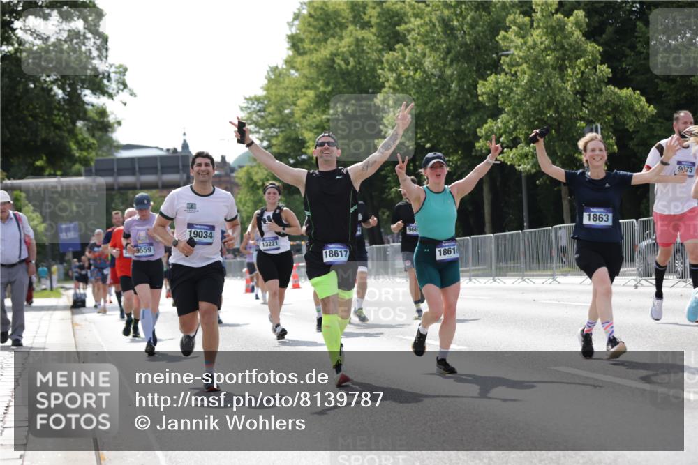 29.06.2025 - hella hamburg halbmarathon Jannik Wohlers http://msf.ph/oto/8139787 29.06.2025 10:04:52 Lombardsbrücke 1863, 2288, 2298, 3578, 4220, 5073, 6059, 6907, 6908, 7826, 8999, 9007, 9075, 9165, 9559, 9680, 10694, 12557, 13221, 13327, 13717, 14203, 16092, 16478, 16847, 17707, 18189, 18616, 18617, 19034 meine-sportfotos.de