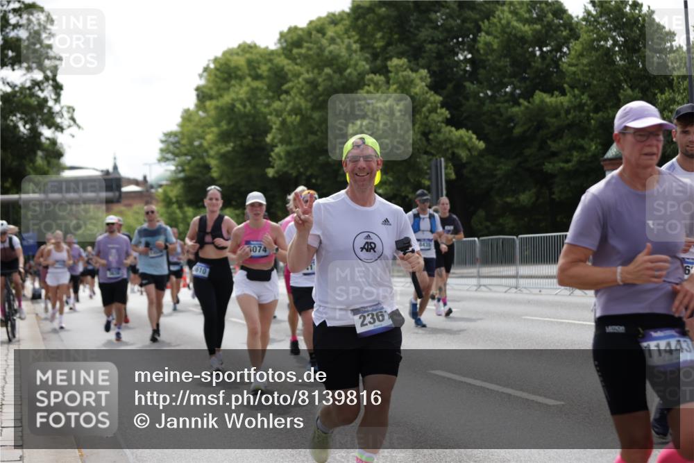 29.06.2025 - hella hamburg halbmarathon Jannik Wohlers http://msf.ph/oto/8139816 29.06.2025 10:42:46 Lombardsbrücke 1149, 1467, 1788, 1816, 2103, 2158, 2267, 2361, 2971, 3074, 3329, 3518, 3638, 3764, 4056, 4177, 4302, 4680, 5067, 5268, 5610, 5720, 5755, 5967, 7043, 7461, 7872, 8184, 8435, 8795, 8991, 9072, 9304, 9644, 9976, 10180, 10536, 11093, 11443, 11649, 11671, 12485, 12603, 13049, 13417, 13526, 13676, 13684, 13685, 13786, 13852, 15246, 15509, 15514, 15717, 16055, 16263, 16264, 16789, 16840, 17609, 17921, 18434, 18435, 18540, 18898, 19031, 19115 meine-sportfotos.de