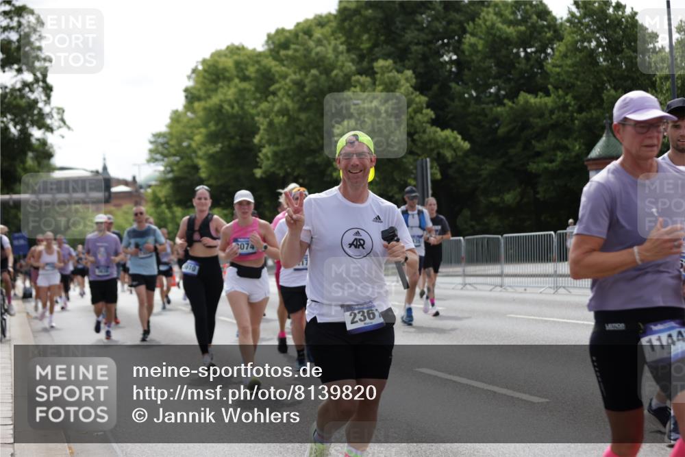 29.06.2025 - hella hamburg halbmarathon Jannik Wohlers http://msf.ph/oto/8139820 29.06.2025 10:42:46 Lombardsbrücke 1149, 1467, 1788, 1816, 2103, 2158, 2267, 2361, 2971, 3074, 3329, 3518, 3638, 3764, 4056, 4177, 4302, 4680, 5067, 5268, 5610, 5720, 5755, 5967, 7043, 7461, 7872, 8184, 8435, 8795, 8991, 9072, 9304, 9644, 9976, 10180, 10536, 11093, 11443, 11649, 11671, 12485, 12603, 13049, 13417, 13526, 13676, 13684, 13685, 13786, 13852, 15246, 15509, 15514, 15717, 16055, 16263, 16264, 16789, 16840, 17609, 17921, 18434, 18435, 18540, 18898, 19031, 19115 meine-sportfotos.de