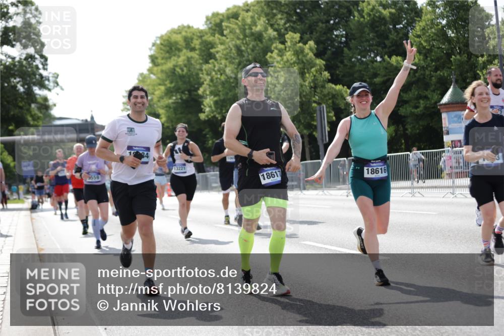 29.06.2025 - hella hamburg halbmarathon Jannik Wohlers http://msf.ph/oto/8139824 29.06.2025 10:04:54 Lombardsbrücke 1863, 1981, 2288, 2298, 3578, 4014, 4220, 5073, 6059, 6907, 6908, 7826, 8999, 9007, 9075, 9165, 9559, 9680, 10694, 11784, 12557, 13221, 13717, 14203, 16092, 16478, 16847, 17707, 18616, 18617, 19034 meine-sportfotos.de