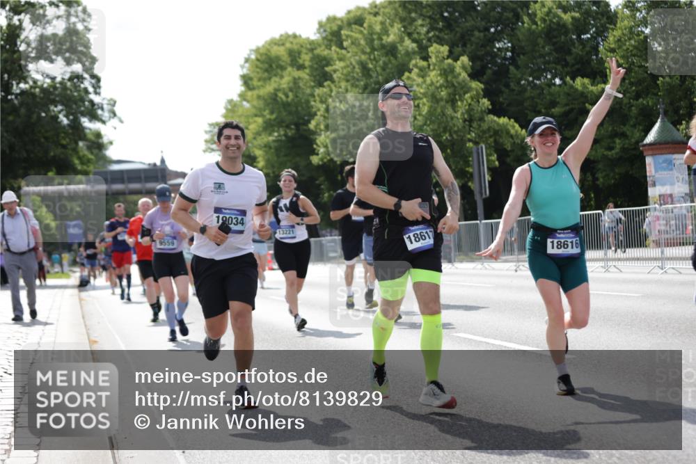 29.06.2025 - hella hamburg halbmarathon Jannik Wohlers http://msf.ph/oto/8139829 29.06.2025 10:04:54 Lombardsbrücke 1863, 1981, 2288, 2298, 3578, 4014, 4220, 5073, 6059, 6907, 6908, 7826, 8999, 9007, 9075, 9165, 9559, 9680, 10694, 11784, 12557, 13221, 13717, 14203, 16092, 16478, 16847, 17707, 18616, 18617, 19034 meine-sportfotos.de