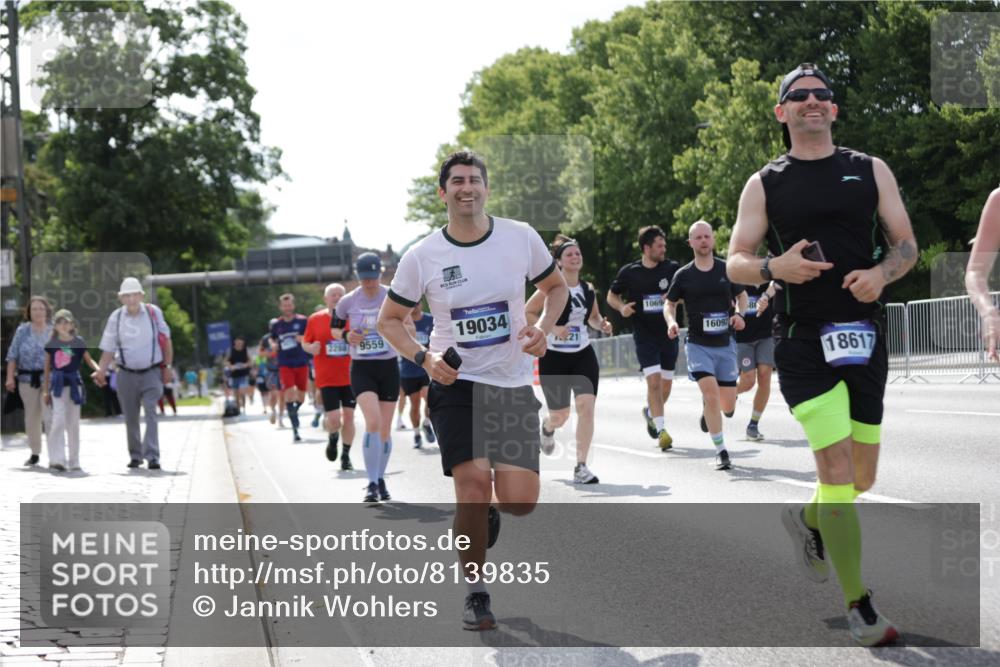 29.06.2025 - hella hamburg halbmarathon Jannik Wohlers http://msf.ph/oto/8139835 29.06.2025 10:04:54 Lombardsbrücke 1863, 1981, 2288, 2298, 3578, 4014, 4220, 5073, 6059, 6907, 6908, 7826, 8999, 9007, 9075, 9165, 9559, 9680, 10694, 11784, 12557, 13221, 13717, 14203, 16092, 16478, 16847, 17707, 18616, 18617, 19034 meine-sportfotos.de