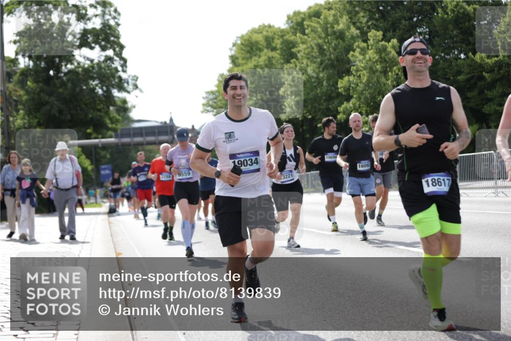29.06.2025 - hella hamburg halbmarathon Jannik Wohlers http://msf.ph/oto/8139839 29.06.2025 10:04:54 Lombardsbrücke 1863, 1981, 2288, 2298, 3578, 4014, 4220, 5073, 6059, 6907, 6908, 7826, 8999, 9007, 9075, 9165, 9559, 9680, 10694, 11784, 12557, 13221, 13717, 14203, 16092, 16478, 16847, 17707, 18616, 18617, 19034 meine-sportfotos.de