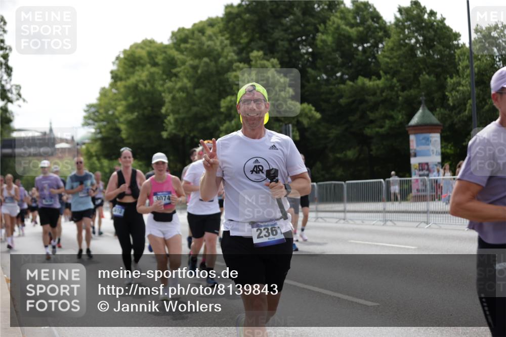 29.06.2025 - hella hamburg halbmarathon Jannik Wohlers http://msf.ph/oto/8139843 29.06.2025 10:42:47 Lombardsbrücke 1149, 1467, 1788, 1816, 2103, 2158, 2267, 2361, 2971, 3074, 3329, 3518, 3638, 4056, 4177, 4302, 4680, 5067, 5268, 5610, 5720, 5755, 5967, 7043, 7461, 7872, 8184, 8435, 8795, 8991, 9072, 9304, 9644, 9976, 10180, 10536, 11093, 11443, 11649, 11671, 12485, 12603, 13417, 13526, 13676, 13684, 13685, 13786, 13852, 15246, 15509, 15514, 15717, 16055, 16263, 16264, 16789, 16840, 17609, 17921, 18434, 18435, 18540, 18898, 19031, 19115 meine-sportfotos.de