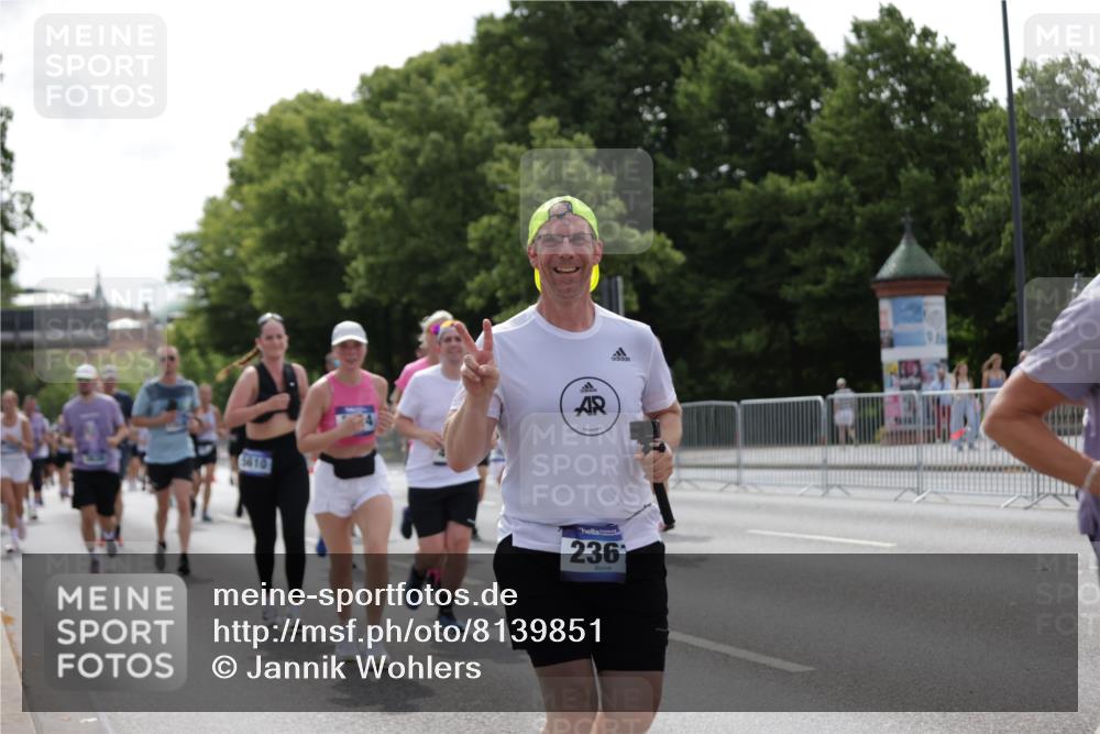29.06.2025 - hella hamburg halbmarathon Jannik Wohlers http://msf.ph/oto/8139851 29.06.2025 10:42:47 Lombardsbrücke 1149, 1467, 1788, 1816, 2103, 2158, 2267, 2361, 2971, 3074, 3329, 3518, 3638, 4056, 4177, 4302, 4680, 5067, 5268, 5610, 5720, 5755, 5967, 7043, 7461, 7872, 8184, 8435, 8795, 8991, 9072, 9304, 9644, 9976, 10180, 10536, 11093, 11443, 11649, 11671, 12485, 12603, 13417, 13526, 13676, 13684, 13685, 13786, 13852, 15246, 15509, 15514, 15717, 16055, 16263, 16264, 16789, 16840, 17609, 17921, 18434, 18435, 18540, 18898, 19031, 19115 meine-sportfotos.de
