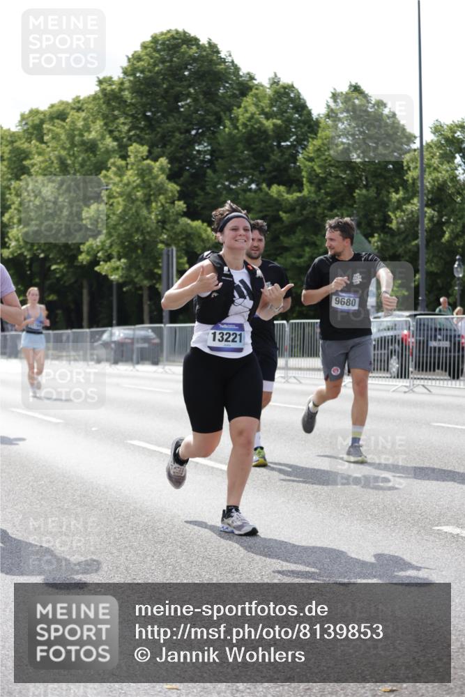 29.06.2025 - hella hamburg halbmarathon Jannik Wohlers http://msf.ph/oto/8139853 29.06.2025 10:04:56 Lombardsbrücke 1863, 1981, 2288, 2298, 3578, 4014, 4220, 5073, 6059, 7826, 8999, 9007, 9075, 9165, 9559, 9680, 10694, 11784, 11873, 12557, 13221, 13717, 14203, 16092, 16478, 16546, 16847, 17707, 18616, 18617, 19034 meine-sportfotos.de