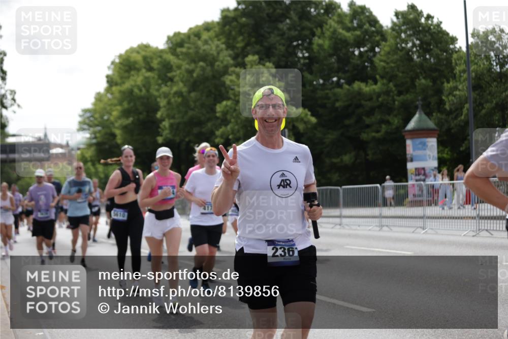 29.06.2025 - hella hamburg halbmarathon Jannik Wohlers http://msf.ph/oto/8139856 29.06.2025 10:42:47 Lombardsbrücke 1149, 1467, 1788, 1816, 2103, 2158, 2267, 2361, 2971, 3074, 3329, 3518, 3638, 4056, 4177, 4302, 4680, 5067, 5268, 5610, 5720, 5755, 5967, 7043, 7461, 7872, 8184, 8435, 8795, 8991, 9072, 9304, 9644, 9976, 10180, 10536, 11093, 11443, 11649, 11671, 12485, 12603, 13417, 13526, 13676, 13684, 13685, 13786, 13852, 15246, 15509, 15514, 15717, 16055, 16263, 16264, 16789, 16840, 17609, 17921, 18434, 18435, 18540, 18898, 19031, 19115 meine-sportfotos.de