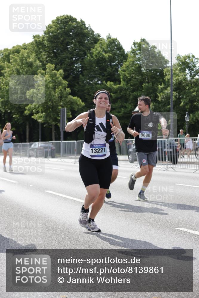 29.06.2025 - hella hamburg halbmarathon Jannik Wohlers http://msf.ph/oto/8139861 29.06.2025 10:04:57 Lombardsbrücke 1863, 1936, 1981, 2288, 2298, 3578, 4014, 4220, 5073, 6059, 7826, 8999, 9007, 9075, 9165, 9559, 9680, 10694, 11784, 11873, 12557, 13221, 13717, 14203, 14465, 14642, 16092, 16478, 16546, 16847, 17707, 18616, 18617, 19034 meine-sportfotos.de