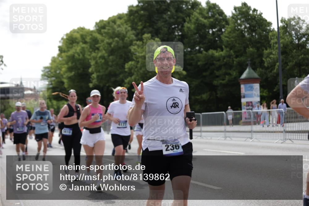 29.06.2025 - hella hamburg halbmarathon Jannik Wohlers http://msf.ph/oto/8139862 29.06.2025 10:42:47 Lombardsbrücke 1149, 1467, 1788, 1816, 2103, 2158, 2267, 2361, 2971, 3074, 3329, 3518, 3638, 4056, 4177, 4302, 4680, 5067, 5268, 5610, 5720, 5755, 5967, 7043, 7461, 7872, 8184, 8435, 8795, 8991, 9072, 9304, 9644, 9976, 10180, 10536, 11093, 11443, 11649, 11671, 12485, 12603, 13417, 13526, 13676, 13684, 13685, 13786, 13852, 15246, 15509, 15514, 15717, 16055, 16263, 16264, 16789, 16840, 17609, 17921, 18434, 18435, 18540, 18898, 19031, 19115 meine-sportfotos.de