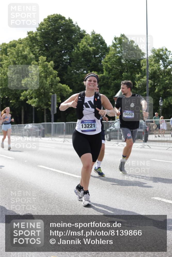 29.06.2025 - hella hamburg halbmarathon Jannik Wohlers http://msf.ph/oto/8139866 29.06.2025 10:04:57 Lombardsbrücke 1863, 1936, 1981, 2288, 2298, 3578, 4014, 4220, 5073, 6059, 7826, 8999, 9007, 9075, 9165, 9559, 9680, 10694, 11784, 11873, 12557, 13221, 13717, 14203, 14465, 14642, 16092, 16478, 16546, 16847, 17707, 18616, 18617, 19034 meine-sportfotos.de