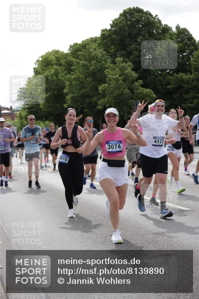 29.06.2025 - hella hamburg halbmarathon Jannik Wohlers http://msf.ph/oto/8139890 29.06.2025 10:42:48 Lombardsbrücke 1149, 1467, 1788, 1816, 1878, 2103, 2158, 2267, 2361, 2971, 3074, 3238, 3329, 3518, 3638, 4056, 4177, 4302, 4680, 5067, 5268, 5610, 5720, 5755, 5967, 7043, 7461, 7872, 8184, 8435, 8795, 8991, 9072, 9304, 9644, 9976, 10180, 10536, 11093, 11443, 11649, 11671, 12485, 12603, 13417, 13526, 13676, 13684, 13685, 13786, 13852, 15246, 15509, 15514, 15717, 16055, 16263, 16264, 16789, 16840, 17609, 17921, 18434, 18435, 18540, 18898, 19031, 19115 meine-sportfotos.de