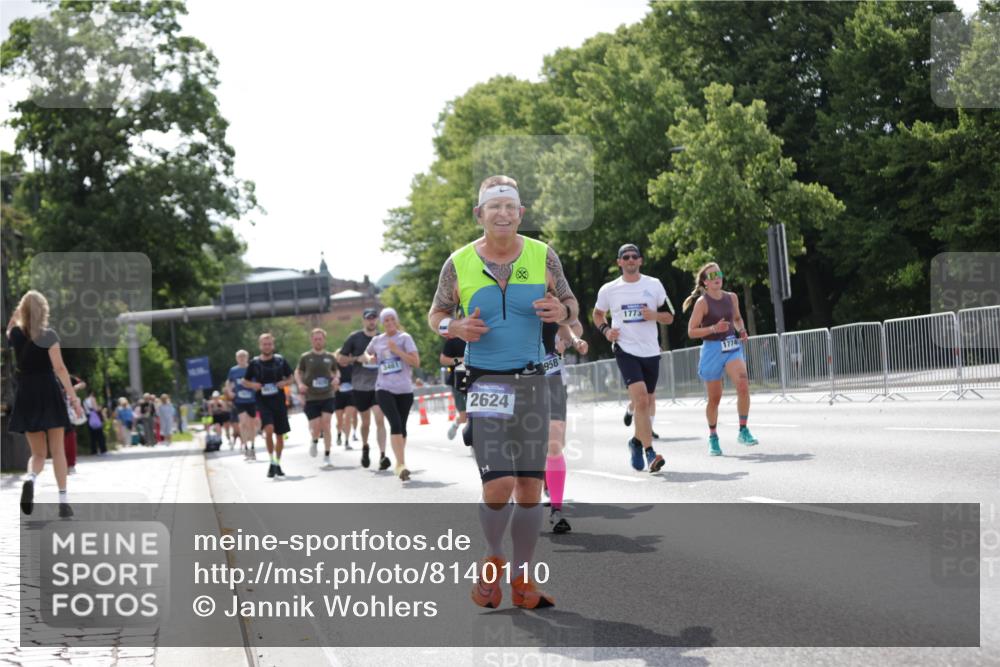 29.06.2025 - hella hamburg halbmarathon Jannik Wohlers http://msf.ph/oto/8140110 29.06.2025 10:05:12 Lombardsbrücke 1936, 1981, 2298, 2624, 3461, 3929, 4014, 4782, 5073, 5762, 9339, 9736, 9737, 9738, 9917, 10343, 10791, 10998, 11784, 11873, 11958, 14465, 14642, 16546, 17731, 17740, 18973, 19248 meine-sportfotos.de