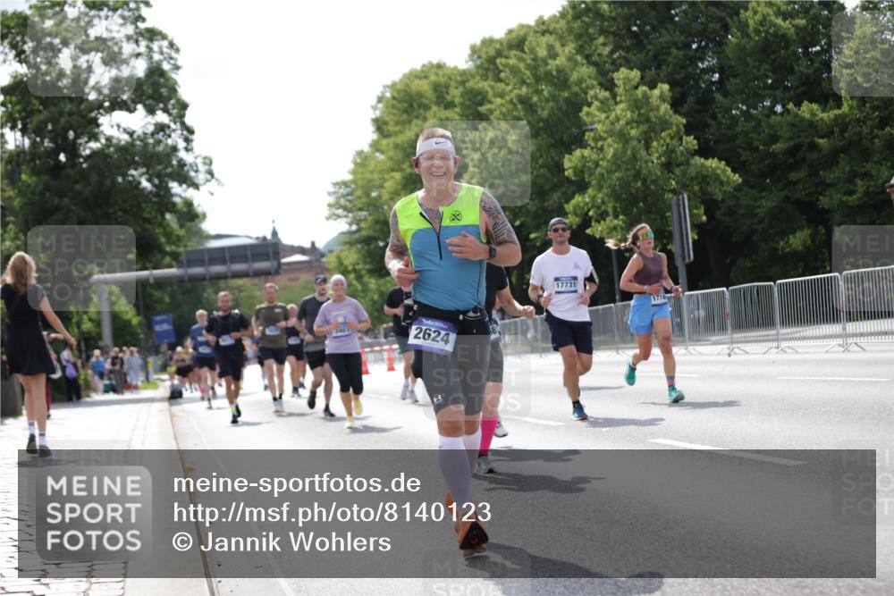 29.06.2025 - hella hamburg halbmarathon Jannik Wohlers http://msf.ph/oto/8140123 29.06.2025 10:05:13 Lombardsbrücke 1936, 1981, 2298, 2471, 2624, 3461, 3929, 4014, 4782, 5073, 5762, 9339, 9736, 9737, 9738, 9917, 10343, 10791, 10998, 11784, 11873, 11958, 14465, 14642, 16546, 17731, 17740, 18973, 19248 meine-sportfotos.de