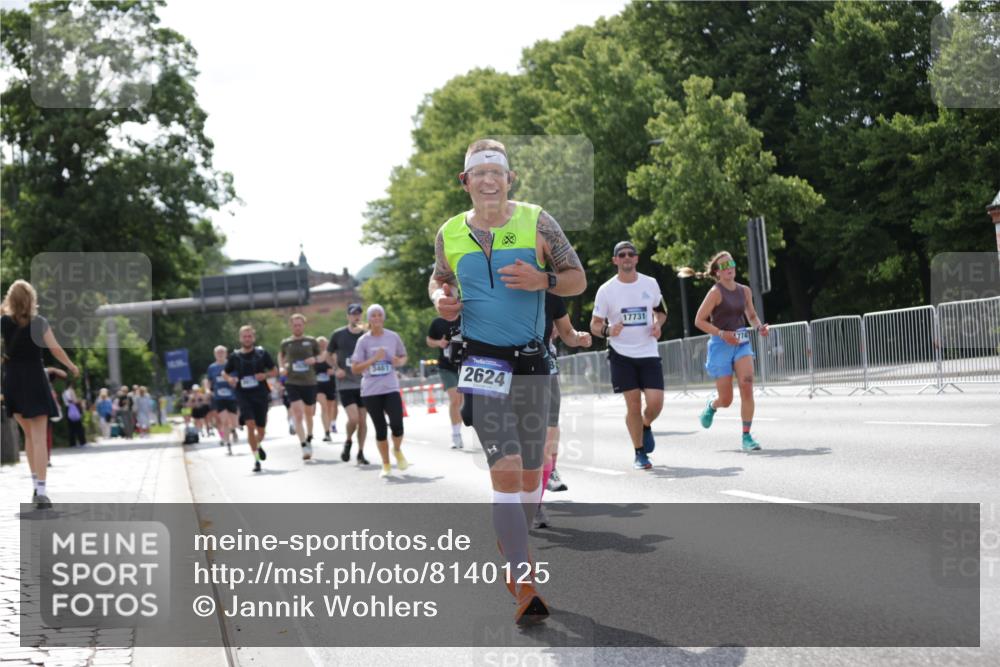 29.06.2025 - hella hamburg halbmarathon Jannik Wohlers http://msf.ph/oto/8140125 29.06.2025 10:05:13 Lombardsbrücke 1936, 1981, 2298, 2471, 2624, 3461, 3929, 4014, 4782, 5073, 5762, 9339, 9736, 9737, 9738, 9917, 10343, 10791, 10998, 11784, 11873, 11958, 14465, 14642, 16546, 17731, 17740, 18973, 19248 meine-sportfotos.de