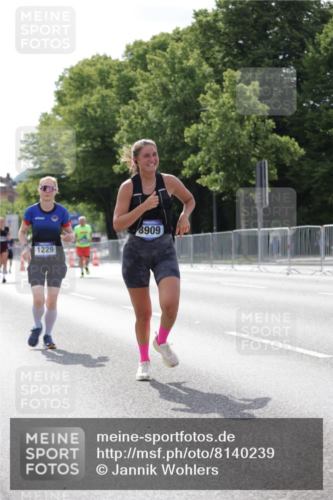 29.06.2025 - hella hamburg halbmarathon Jannik Wohlers http://msf.ph/oto/8140239 29.06.2025 10:05:25 Lombardsbrücke 1229, 1448, 1830, 1842, 2471, 2540, 3461, 3929, 4169, 5762, 8894, 8909, 9339, 9477, 9917, 10791, 10998, 17731, 17740, 17885, 18857, 18973, 19248 meine-sportfotos.de