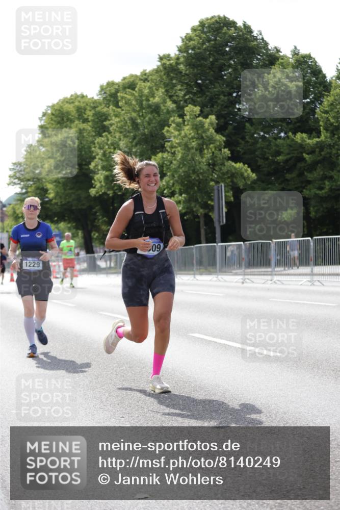 29.06.2025 - hella hamburg halbmarathon Jannik Wohlers http://msf.ph/oto/8140249 29.06.2025 10:05:25 Lombardsbrücke 1229, 1448, 1830, 1842, 2471, 2540, 3461, 3929, 4169, 5762, 8894, 8909, 9339, 9477, 9917, 10791, 10998, 17731, 17740, 17885, 18857, 18973, 19248 meine-sportfotos.de