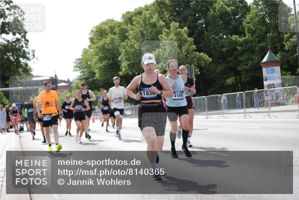 29.06.2025 - hella hamburg halbmarathon Jannik Wohlers http://msf.ph/oto/8140365 29.06.2025 10:05:32 Lombardsbrücke 1229, 1448, 1830, 1842, 2471, 2540, 3062, 4169, 5762, 6014, 7741, 8051, 8316, 8894, 8909, 9477, 13042, 13054, 14987, 15766, 15772, 16441, 16687, 17885, 18768, 18857, 18973 meine-sportfotos.de