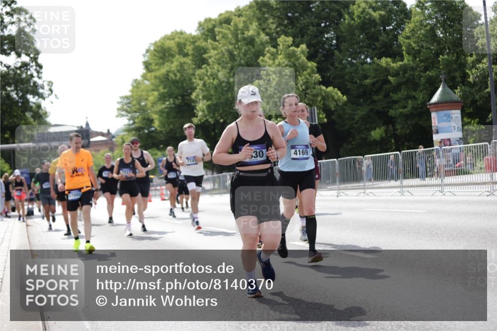 29.06.2025 - hella hamburg halbmarathon Jannik Wohlers http://msf.ph/oto/8140370 29.06.2025 10:05:33 Lombardsbrücke 1229, 1448, 1830, 1842, 2471, 2540, 3062, 4169, 4542, 5762, 6014, 7741, 8051, 8316, 8894, 8909, 9477, 13042, 13054, 14987, 15766, 15772, 16441, 16687, 17885, 18768, 18857, 18973 meine-sportfotos.de