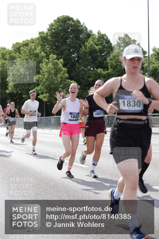 29.06.2025 - hella hamburg halbmarathon Jannik Wohlers http://msf.ph/oto/8140385 29.06.2025 10:05:34 Lombardsbrücke 1229, 1448, 1830, 1842, 2471, 2540, 3062, 4169, 4542, 6014, 7741, 8051, 8316, 8894, 8909, 9477, 13042, 13054, 14987, 15766, 15772, 16441, 16687, 17885, 18768, 18857 meine-sportfotos.de