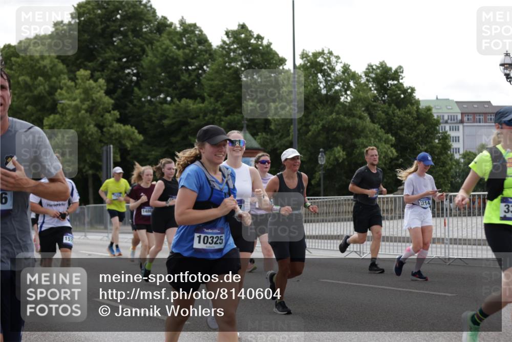 29.06.2025 - hella hamburg halbmarathon Jannik Wohlers http://msf.ph/oto/8140604 29.06.2025 10:43:14 Lombardsbrücke 1023, 1310, 1400, 2733, 3390, 4866, 5192, 5201, 5214, 5370, 6012, 6096, 6226, 6334, 6931, 6971, 6973, 7197, 7205, 7206, 7489, 7504, 7926, 8000, 8058, 8233, 8504, 9831, 10083, 10097, 10200, 10202, 10220, 10285, 10325, 10553, 10799, 11279, 12518, 12654, 13371, 13705, 13730, 13748, 14866, 14890, 15079, 15177, 15187, 15448, 15795, 15848, 16298, 16358, 16560, 16589, 16901, 16902, 17143, 17210, 17501, 18310, 18318, 18341, 18436, 19141 meine-sportfotos.de