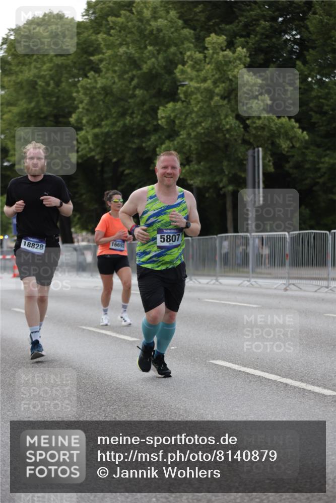 29.06.2025 - hella hamburg halbmarathon Jannik Wohlers http://msf.ph/oto/8140879 29.06.2025 10:06:16 Lombardsbrücke 5807, 5951, 6664, 8290, 10736, 10886, 12371, 13475, 14607, 15377, 16692, 16933, 17059, 18381, 18577, 18652, 18828 meine-sportfotos.de