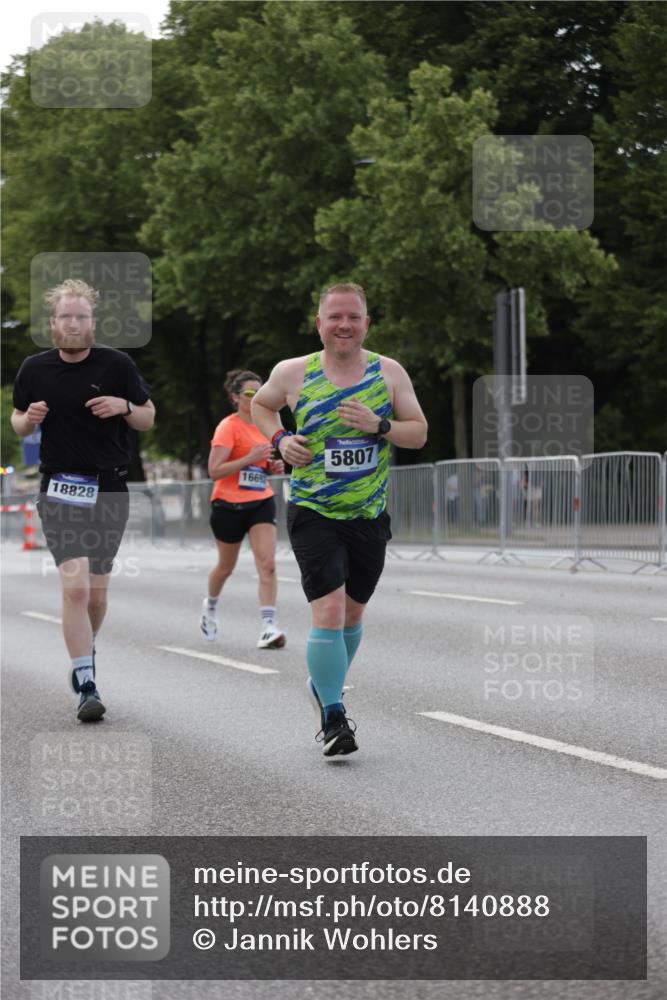 29.06.2025 - hella hamburg halbmarathon Jannik Wohlers http://msf.ph/oto/8140888 29.06.2025 10:06:17 Lombardsbrücke 1993, 5807, 5951, 6664, 8290, 8960, 10736, 10886, 12371, 13475, 14607, 15377, 16692, 16933, 17059, 17174, 18381, 18652, 18828 meine-sportfotos.de
