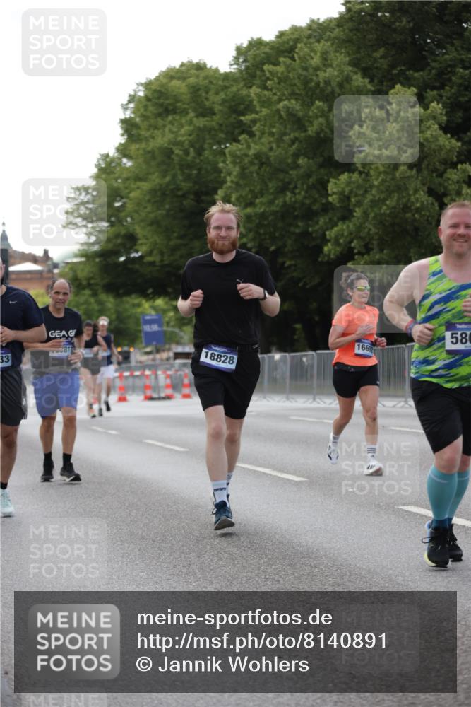 29.06.2025 - hella hamburg halbmarathon Jannik Wohlers http://msf.ph/oto/8140891 29.06.2025 10:06:17 Lombardsbrücke 1993, 5807, 5951, 6664, 8290, 8960, 10736, 10886, 12371, 13475, 14607, 15377, 16692, 16933, 17059, 17174, 18381, 18652, 18828 meine-sportfotos.de