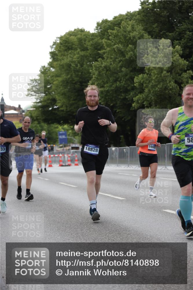 29.06.2025 - hella hamburg halbmarathon Jannik Wohlers http://msf.ph/oto/8140898 29.06.2025 10:06:17 Lombardsbrücke 1993, 5807, 5951, 6664, 8290, 8960, 10736, 10886, 12371, 13475, 14607, 15377, 16692, 16933, 17059, 17174, 18381, 18652, 18828 meine-sportfotos.de