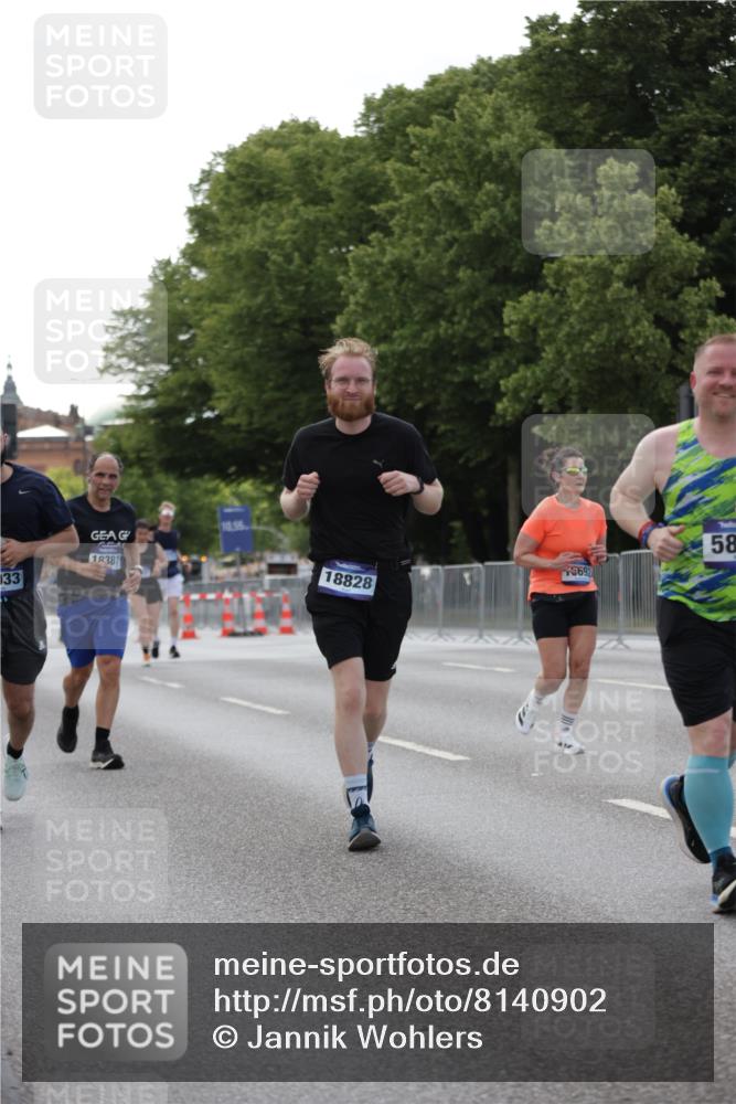 29.06.2025 - hella hamburg halbmarathon Jannik Wohlers http://msf.ph/oto/8140902 29.06.2025 10:06:17 Lombardsbrücke 1993, 5807, 5951, 6664, 8290, 8960, 10736, 10886, 12371, 13475, 14607, 15377, 16692, 16933, 17059, 17174, 18381, 18652, 18828 meine-sportfotos.de