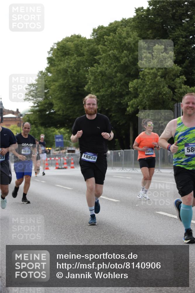 29.06.2025 - hella hamburg halbmarathon Jannik Wohlers http://msf.ph/oto/8140906 29.06.2025 10:06:17 Lombardsbrücke 1993, 5807, 5951, 6664, 8290, 8960, 10736, 10886, 12371, 13475, 14607, 15377, 16692, 16933, 17059, 17174, 18381, 18652, 18828 meine-sportfotos.de