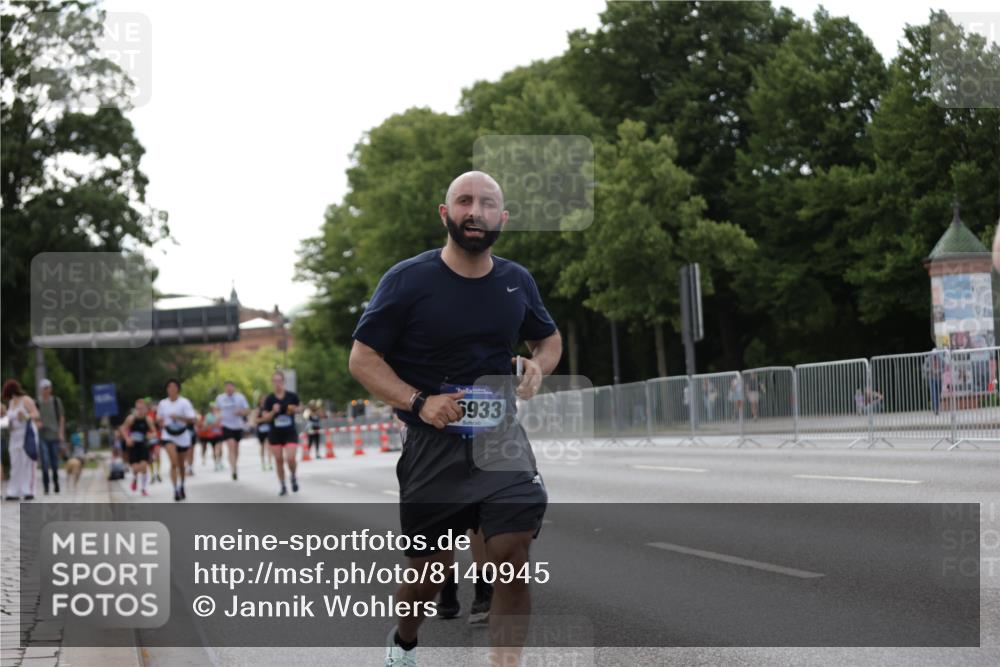 29.06.2025 - hella hamburg halbmarathon Jannik Wohlers http://msf.ph/oto/8140945 29.06.2025 10:06:20 Lombardsbrücke 1993, 5807, 5951, 6572, 6664, 8290, 8960, 10736, 10886, 12371, 13475, 14607, 15377, 16692, 16933, 17059, 17174, 18343, 18381, 18652, 18828 meine-sportfotos.de