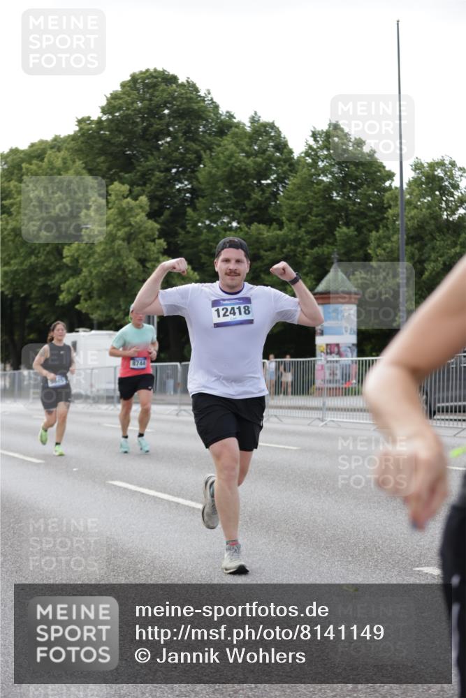 29.06.2025 - hella hamburg halbmarathon Jannik Wohlers http://msf.ph/oto/8141149 29.06.2025 10:06:31 Lombardsbrücke 1993, 5845, 6572, 8744, 8960, 10283, 12418, 12550, 16554, 16692, 17174, 17895, 18316, 18343, 18381 meine-sportfotos.de