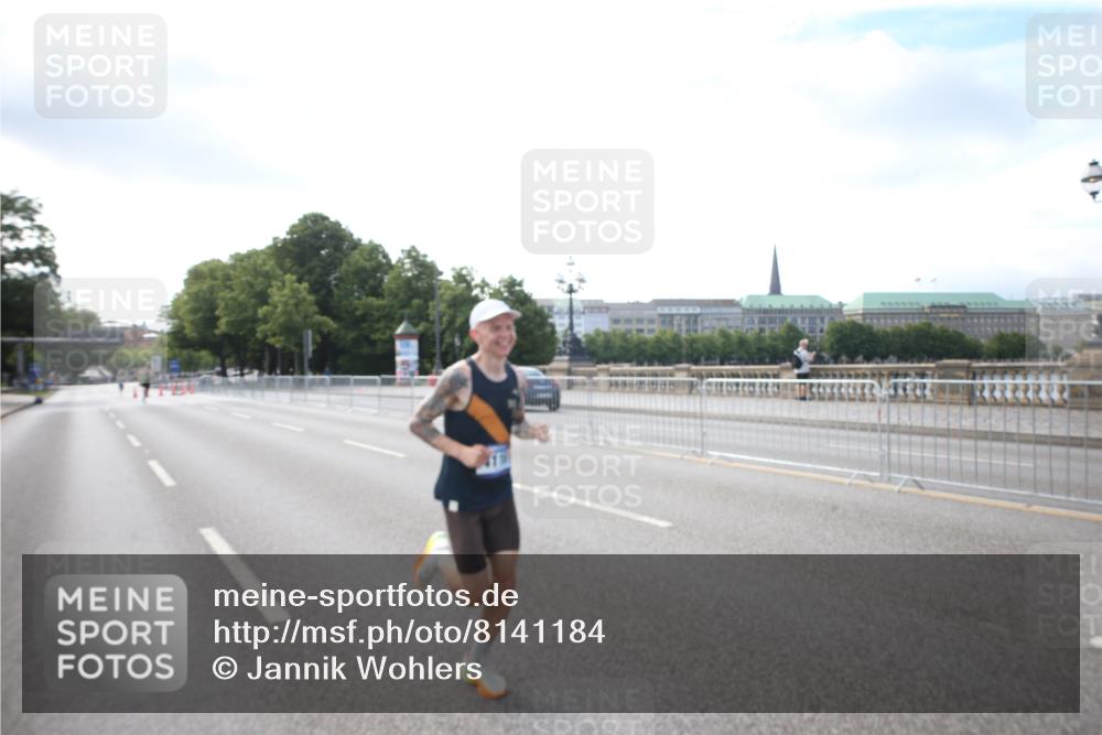 29.06.2025 - hella hamburg halbmarathon Jannik Wohlers http://msf.ph/oto/8141184 29.06.2025 09:37:54 Lombardsbrücke 4116 meine-sportfotos.de