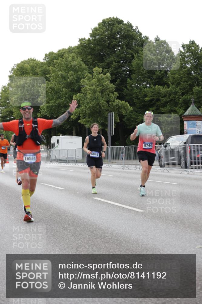 29.06.2025 - hella hamburg halbmarathon Jannik Wohlers http://msf.ph/oto/8141192 29.06.2025 10:06:32 Lombardsbrücke 1993, 5845, 6572, 7503, 8744, 8960, 10283, 12418, 12550, 16554, 16692, 17174, 17895, 18316, 18343 meine-sportfotos.de